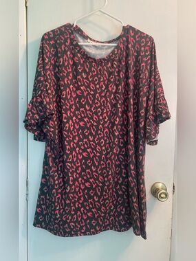 Southern Stitch heather dark gray & Pink Leopard Print Women’s Ruffle Sleeve Top